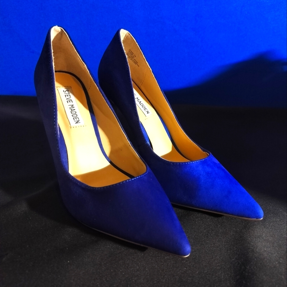 Steve Madden Blue Closed Toed Pumps (Size 7)